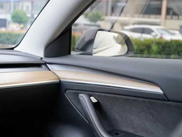 Tesla Model 3 — Фото автомобиля 14