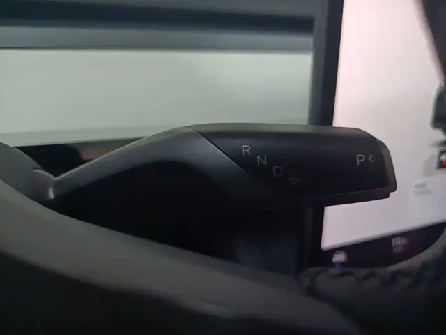 Tesla Model Y — Фото автомобиля 13