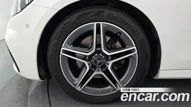 Mercedes-Benz E-Class — Фото автомобиля 5
