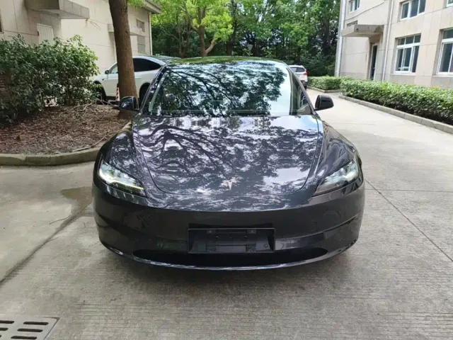 Tesla Model 3 — Фото автомобиля 2