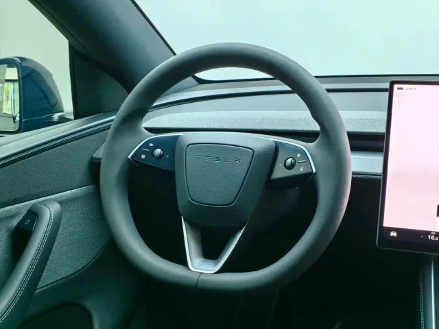 Tesla Model Y — Фото автомобиля 17