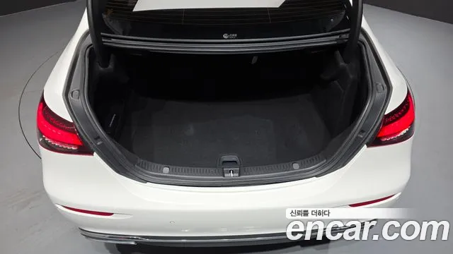 Mercedes-Benz E-Class — Фото автомобиля 16