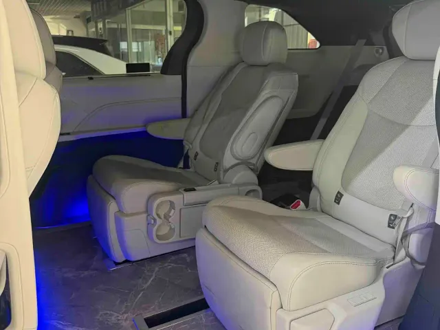 Toyota Sienna — Фото автомобиля 6