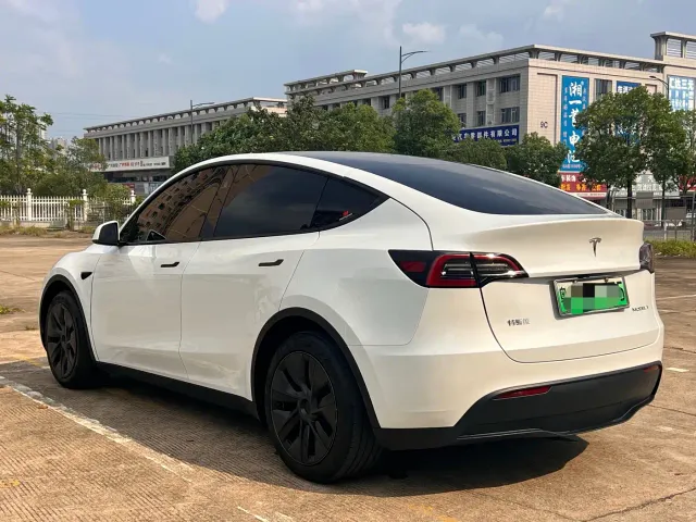 Tesla Model Y — Фото автомобиля 13