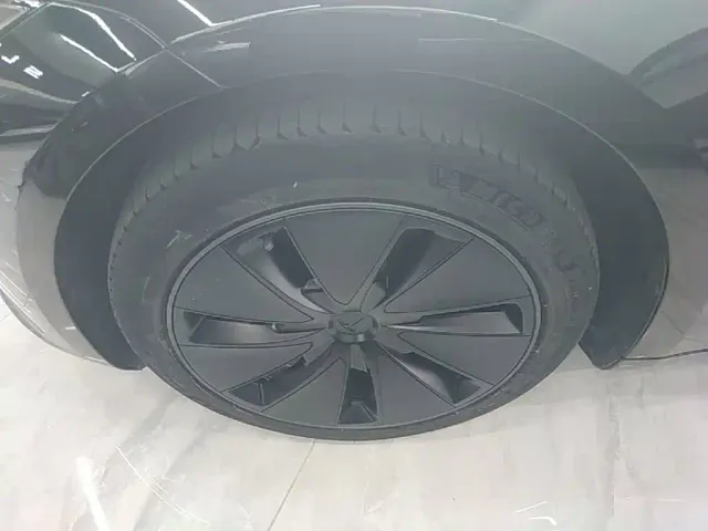 Tesla Model 3 — Фото автомобиля 22