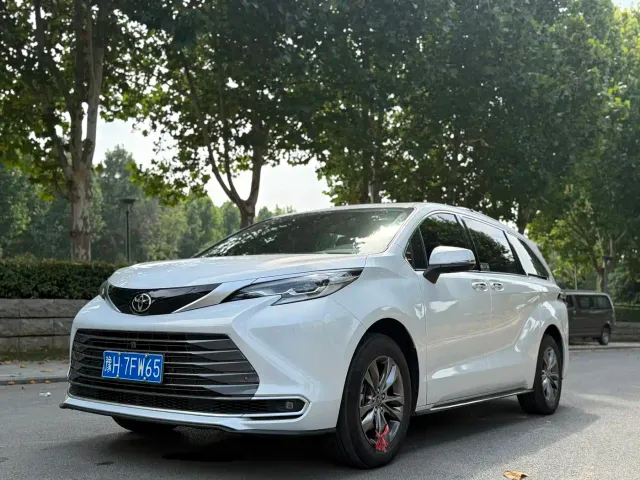 Toyota Sienna — Фото автомобиля 3