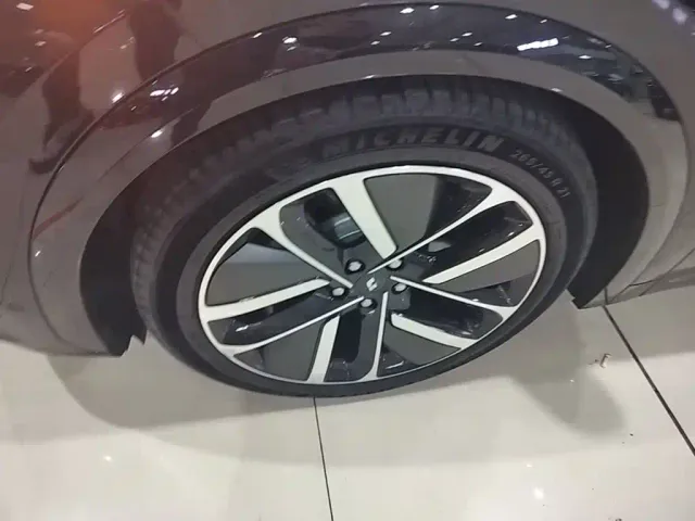 Li Auto L7 — Фото автомобиля 22
