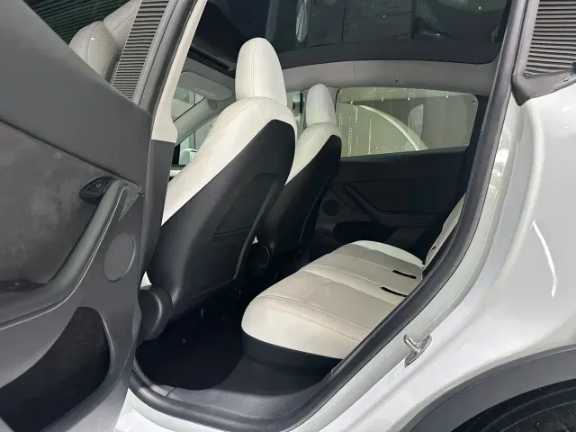 Tesla Model Y — Фото автомобиля 22