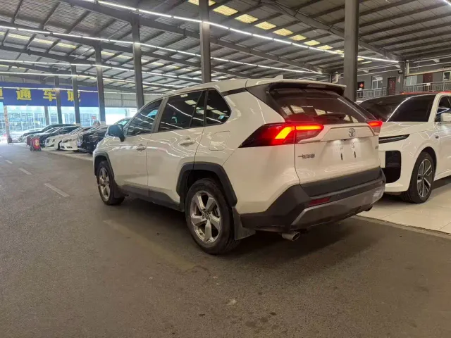 Toyota RAV4 — Фото автомобиля 3