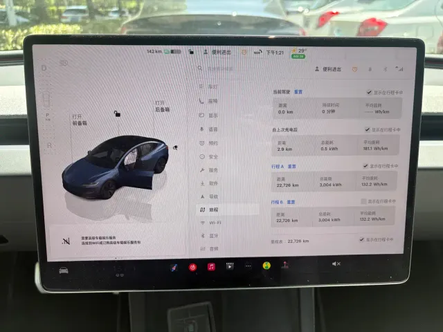 Tesla Model 3 — Фото автомобиля 10