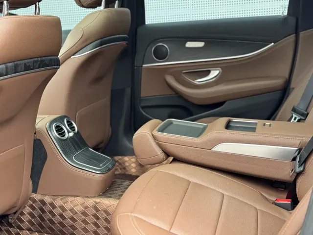 Mercedes-Benz E-Class — Фото автомобиля 22