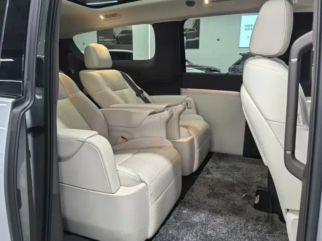 Li Auto MEGA — Фото автомобиля 9
