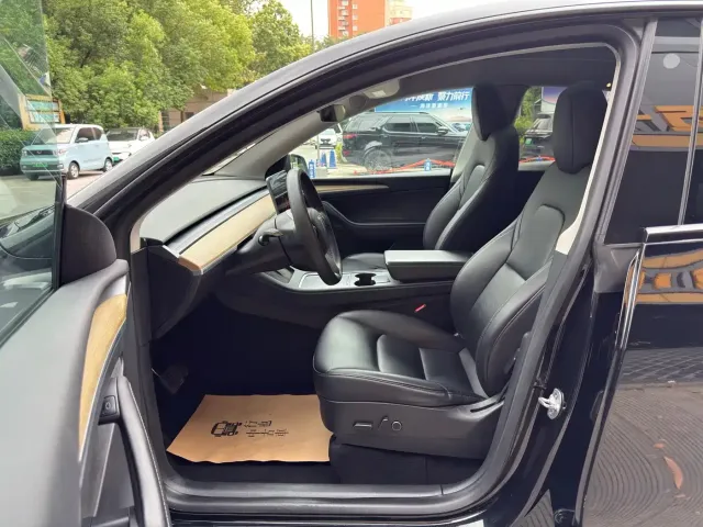 Tesla Model Y — Фото автомобиля 15