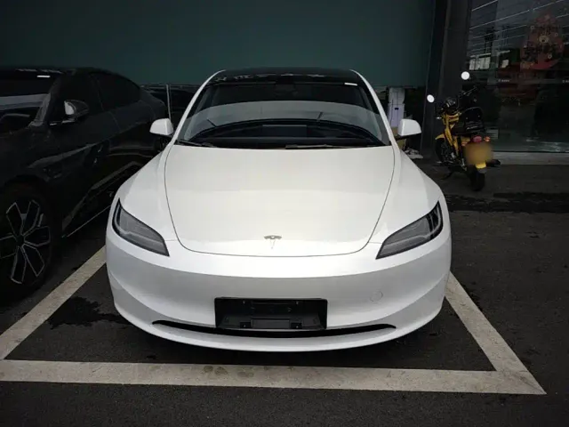 Tesla Model 3 — Фото автомобиля 2