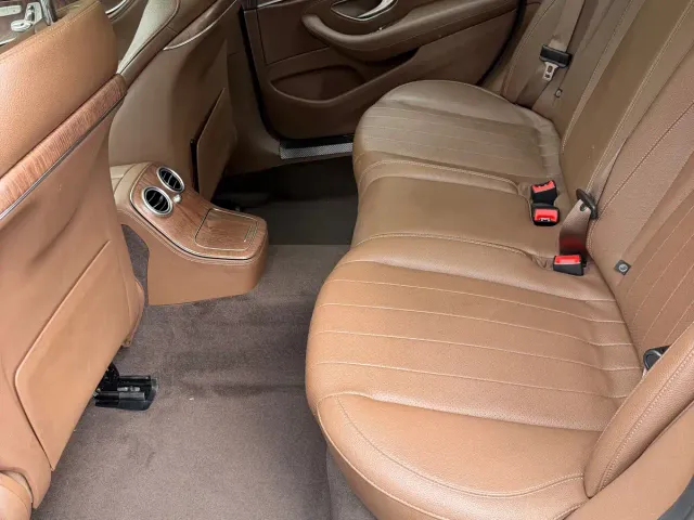 Mercedes-Benz E-Class — Фото автомобиля 5