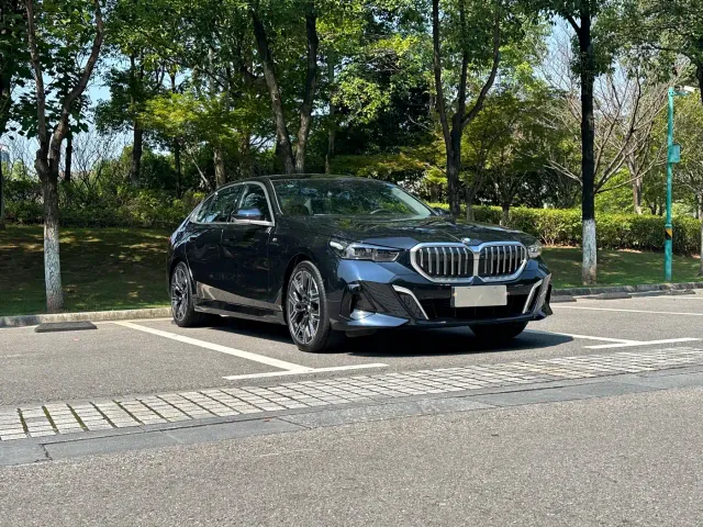BMW 5 Series — Фото автомобиля 3