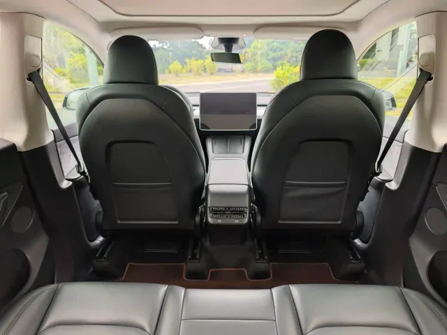 Tesla Model Y — Фото автомобиля 23