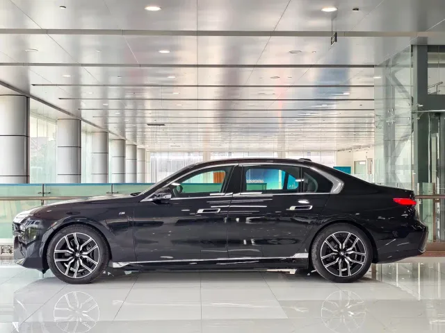 BMW i7 — Фото автомобиля 3