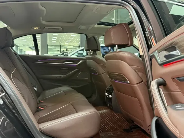 BMW 5 Series — Фото автомобиля 11
