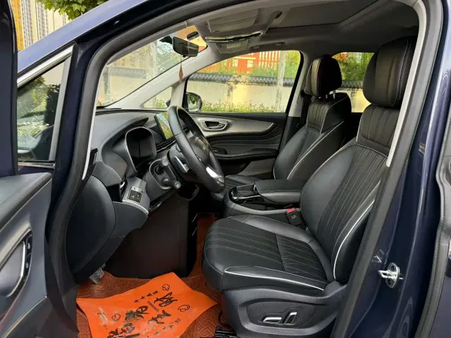 Roewe iMAX8 — Фото автомобиля 4