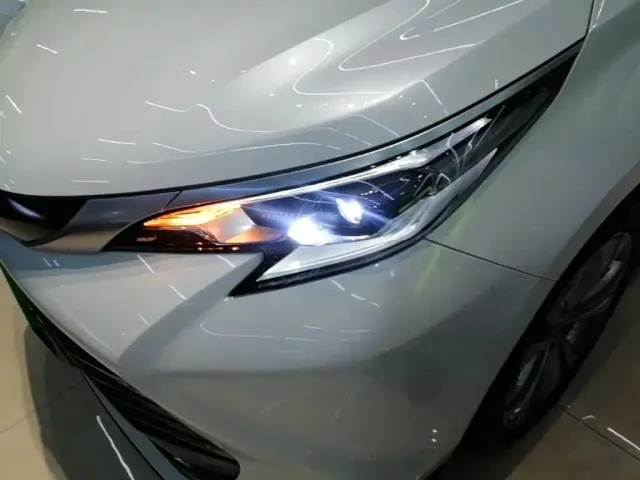 Toyota Sienna — Фото автомобиля 23