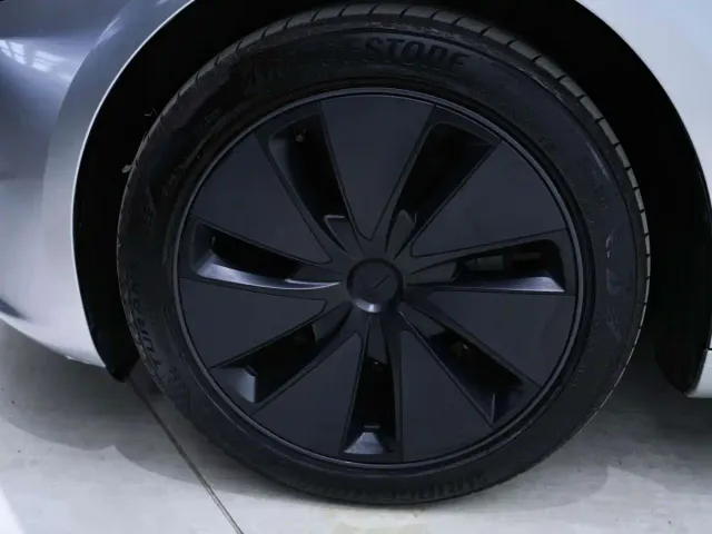 Tesla Model 3 — Фото автомобиля 13