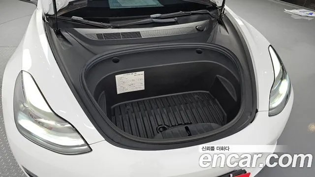 Tesla Model 3 — Фото автомобиля 8