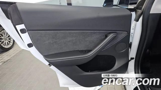 Tesla Model Y — Фото автомобиля 24