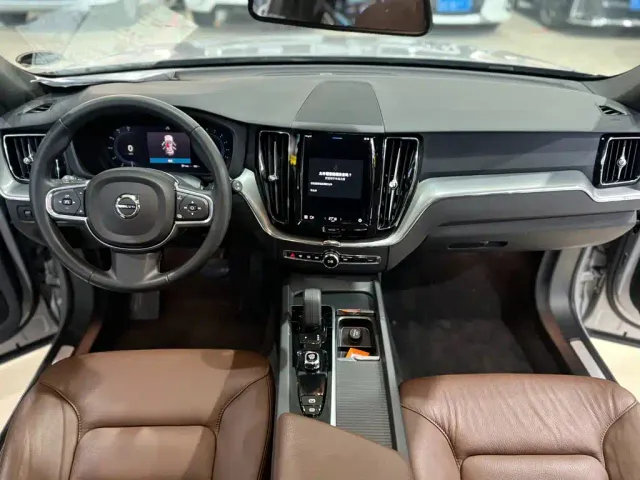 Volvo XC60 — Фото автомобиля 8