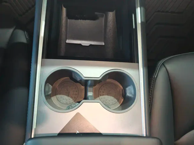 Tesla Model Y 2022 Rear-Wheel Drive Version — Фото автомобиля 6