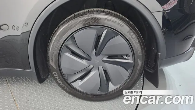 Tesla Model Y — Фото автомобиля 20