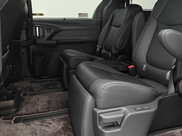 Toyota Sienna — Фото автомобиля 12