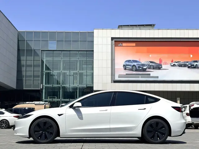 Tesla Model 3 — Фото автомобиля 6