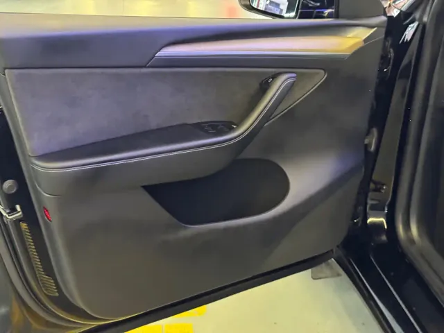Tesla Model Y — Фото автомобиля 12