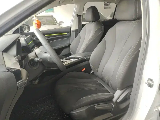 Roewe i5 — Фото автомобиля 14