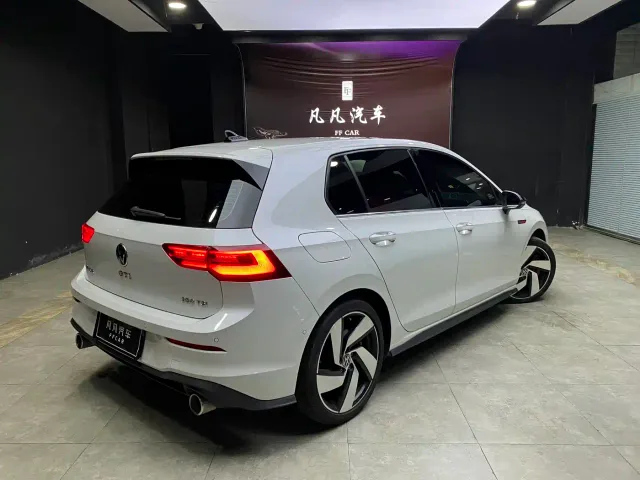 Volkswagen Golf GTI — Фото автомобиля 9