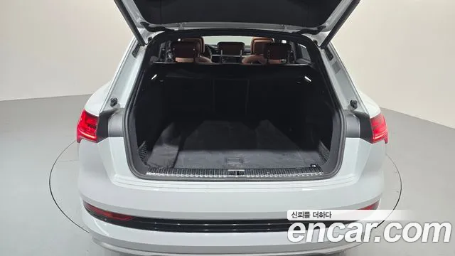Audi e-tron — Фото автомобиля 24