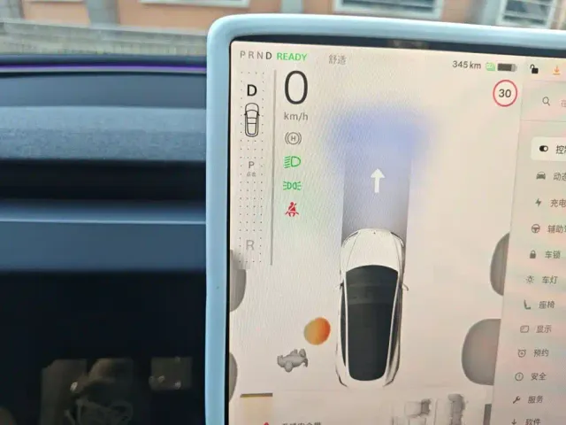 Tesla Model 3 — Фото автомобиля 10
