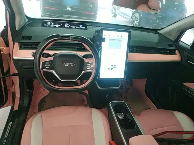 Nezha Auto Nezha V 2022 Trend 400 Lite Pink Custom Edition — Фото автомобиля 5