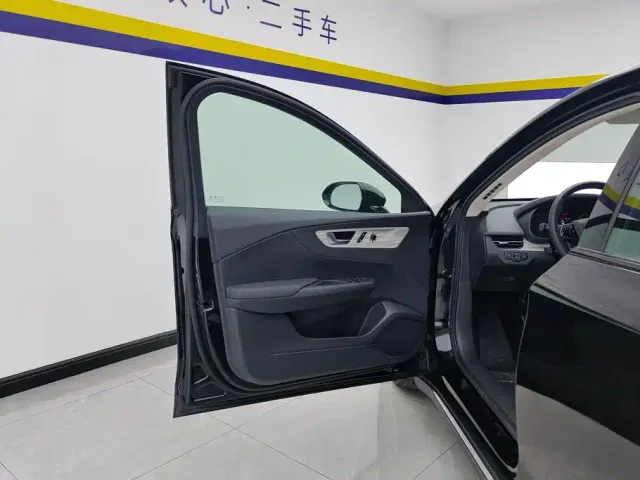 Hongqi E-QM5 — Фото автомобиля 7