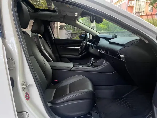 Mazda Mazda3 Axela 2022 2.0L Automatic Elegance Edition — Фото автомобиля 10