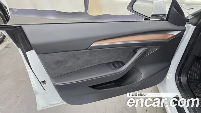 Tesla Model 3 — Фото автомобиля 21