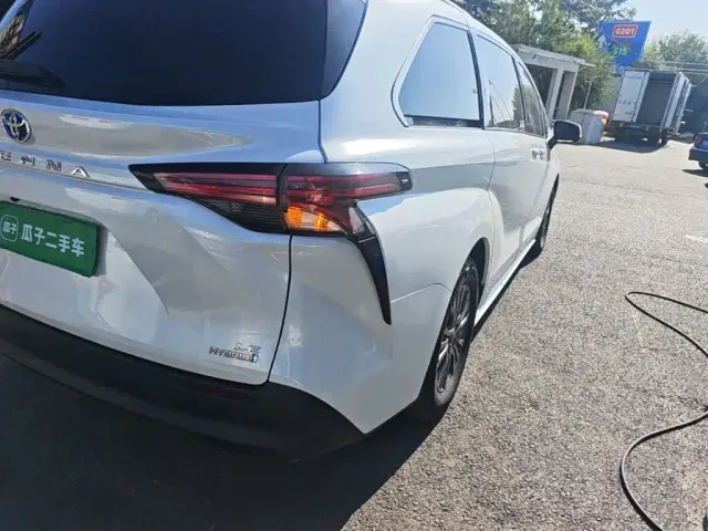 Toyota Sienna — Фото автомобиля 7