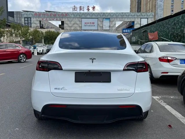 Tesla Model Y — Фото автомобиля 14