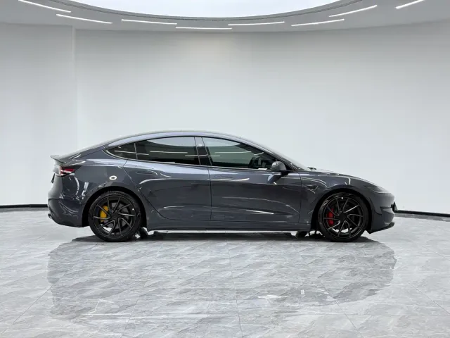 Tesla Model 3 — Фото автомобиля 8