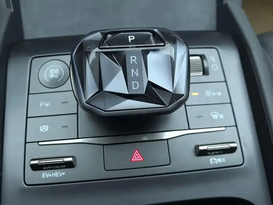 BYD Qin L 2025 DM-i Smart Drive Edition 120KM Surpassing — Фото автомобиля 16