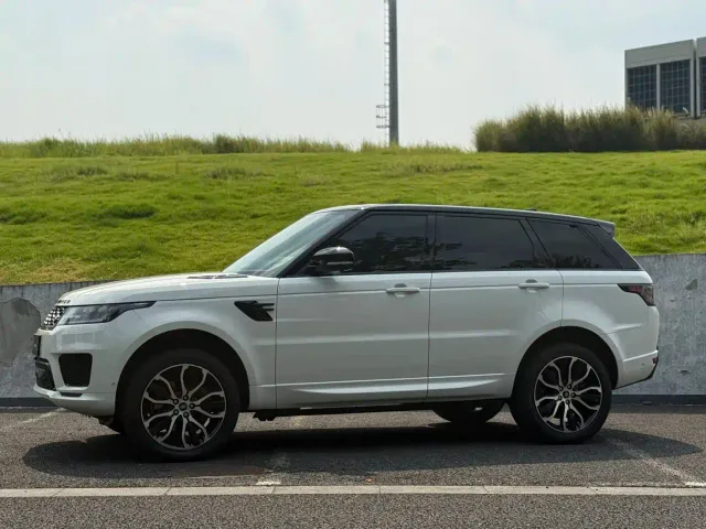 Land Rover Range Rover Sport 2022 3.0 L6 Gloss Black Edition — Фото автомобиля 4