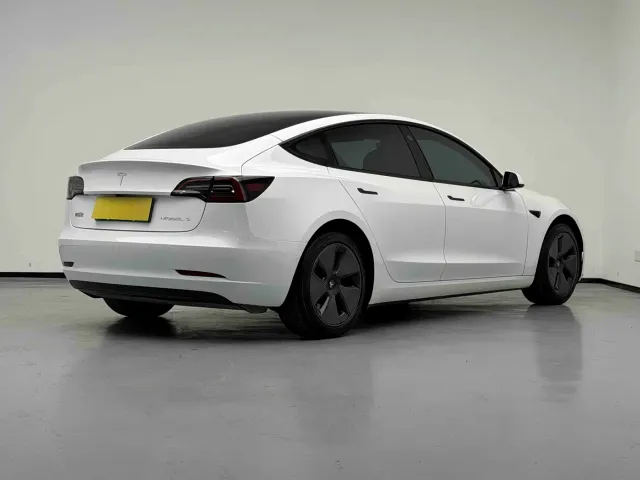 Tesla Model 3 — Фото автомобиля 5