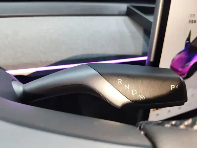 Tesla Model Y — Фото автомобиля 13
