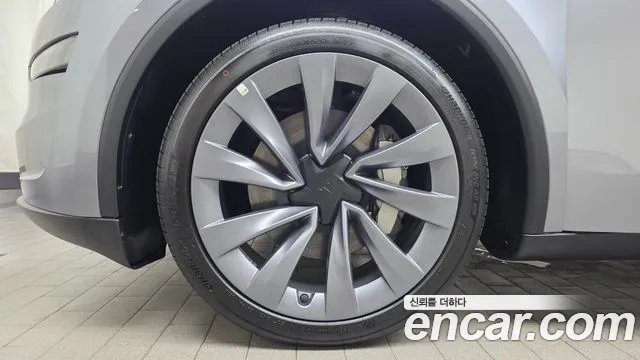 Tesla Model Y — Фото автомобиля 4